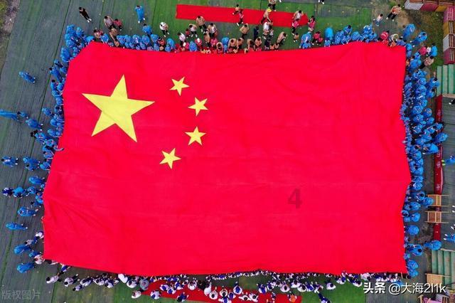 四川丨在院落中摆放黄蜡石造景，仿佛是在向天地致.敬，向自然表达敬畏之情